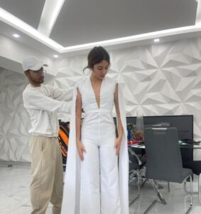 JOVEN DISEÑADOR CARACHERO VISTIÓ A MISS TEEN AMERICAS VENEZUELA 2025