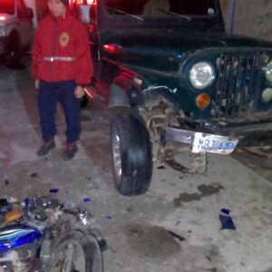 COLISIÓN DE MOTOCICLETA CON UN VEHÍCULO DEJA DOS JÓVENES GRAVEMENTE HERIDOS EN CARACHE