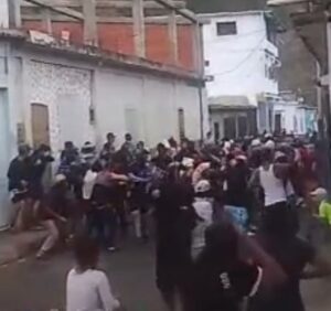 SIN INCIDENTES: CARACHE VIVIÓ SU JORNADA COLECTIVA DE GUERRA DE AGUA ESTE MARTES DE CARNAVAL